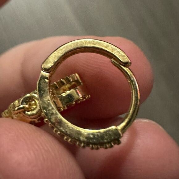 14K‎ Gold Plated Huggie Hoop Red 4-Leaf Clover Dainty Drop Dangle Earrings - Picture 4 of 6